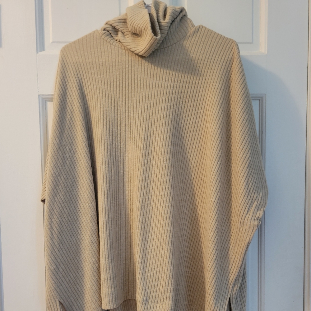 Pull over cape turtleneck